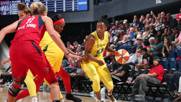 jewell_loyd_looks_to_go_around_edd_for_win.jpg